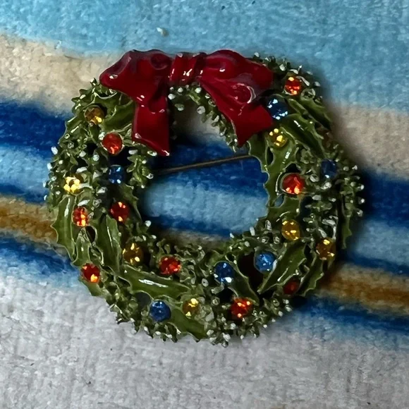 Vintage Wreath Brooch with Red Bow stamped ART Pepper
E09 - Picture 2 of 3